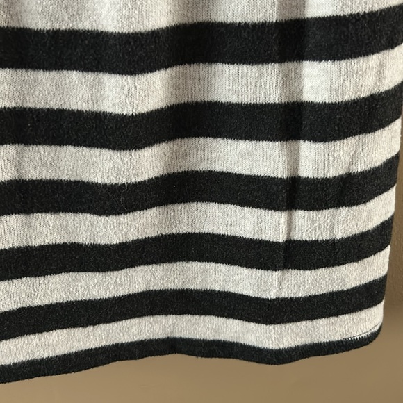 H&M stripe girl’s dress size 6-8 yrs old - Picture 5 of 6